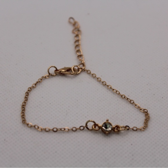 NWOT Elegant Gold Bracelet with Charm - Picture 2 of 3